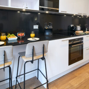 A fully equipped full size kitchen in a one-bedroom apartment