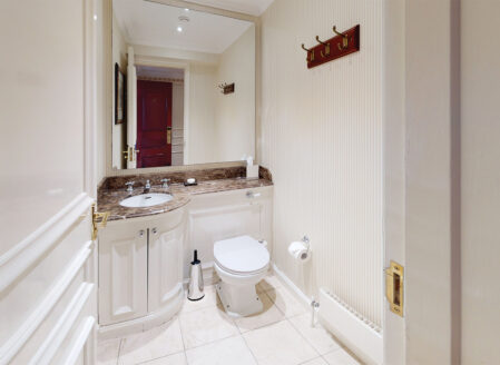 Luxury Three Bedroom - Cloackroom
