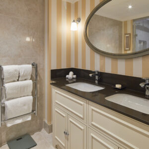 Luxury Two Bedroom - Bathroom 1