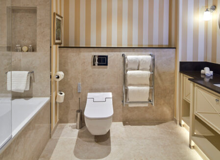 Luxury Two Bedroom - Bathroom 3