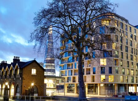 Cheval Three Quays - Façade Night View