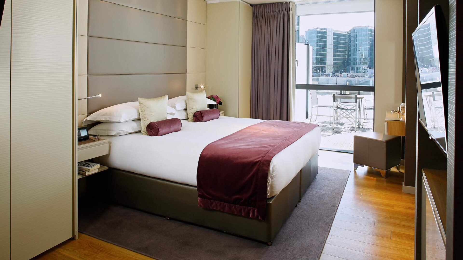 Luxury One Bedroom River View Short Term Apartments London