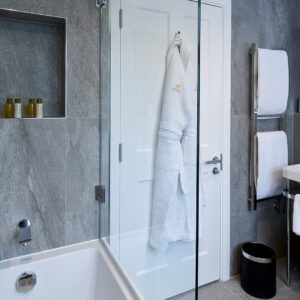 Three-Bedroom City Cottage - Bathroom 1