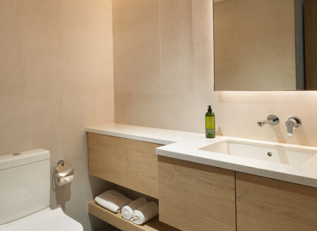 Guests can make use of the cloakroom at the entrance to the apartment