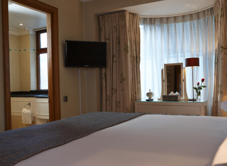 Luxury One-Bedroom - Bedroom