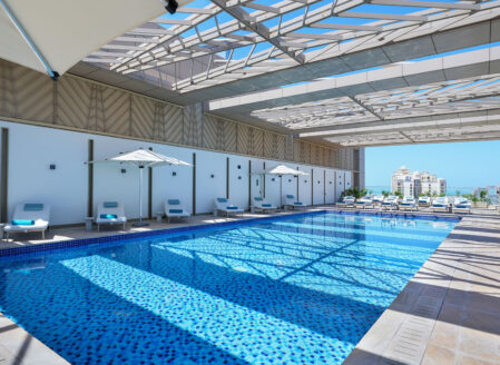المسبح العلوي على السطح في شيفال ميزون -نخلة دبي