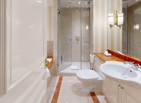 Deluxe Two Bedroom Garden Terrace Apartment (OC) Bathroom