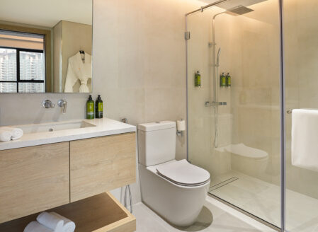 The en suite bathroom features complimentary toiletries