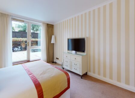 Deluxe Two Bedroom Garden Terrace Apartment (OA) Bedroom
