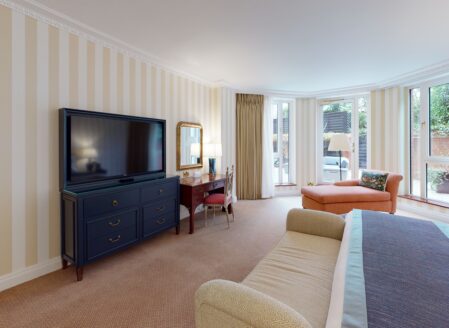 Deluxe Two Bedroom Garden Terrace Apartment (OA) Master Bedroom