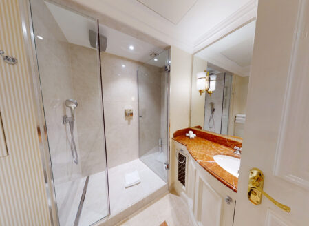 Luxury Three Bedroom - Bathroom