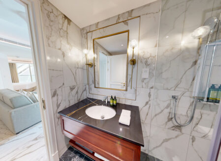 Deluxe Studio Apartment - Bathroom
